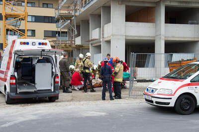 Arbeiter in Linz auf Baustelle rund fünf Meter abgestürzt 20150907-7966.jpg