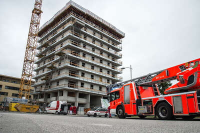Arbeiter in Linz auf Baustelle rund fünf Meter abgestürzt 20150907-7974.jpg