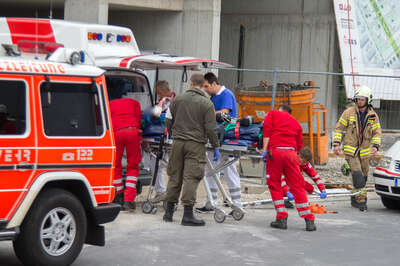 Arbeiter in Linz auf Baustelle rund fünf Meter abgestürzt 20150907-7979.jpg