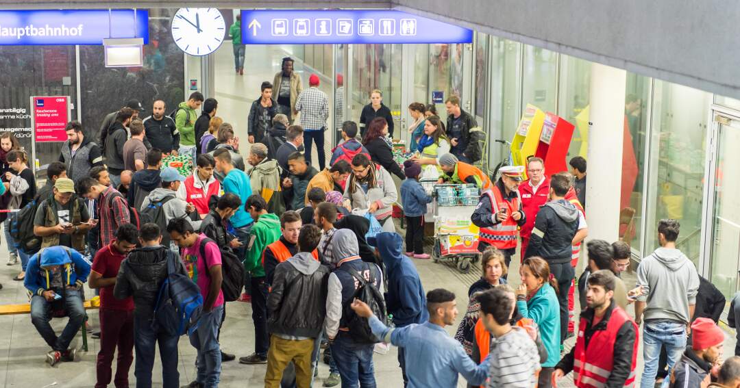 Titelbild: Über 400 Flüchtlinge am Bahnhof in Linz angekommen