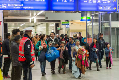 Über 400 Flüchtlinge am Bahnhof in Linz angekommen 20150909-6621.jpg