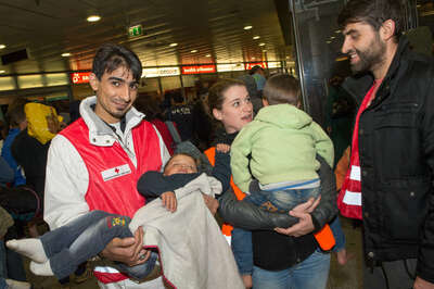 Über 400 Flüchtlinge am Bahnhof in Linz angekommen 20150909-6631.jpg