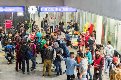 Über 400 Flüchtlinge am Bahnhof in Linz angekommen 20150909-6643.jpg