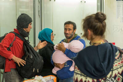 Über 400 Flüchtlinge am Bahnhof in Linz angekommen 20150909-6656.jpg