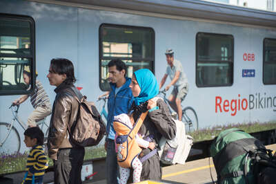 Über 400 Flüchtlinge am Bahnhof in Linz angekommen 20150910-6713.jpg