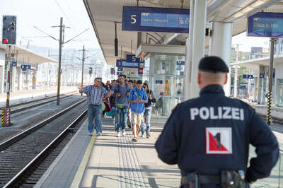 Über 400 Flüchtlinge am Bahnhof in Linz angekommen 20150910-6740.jpg