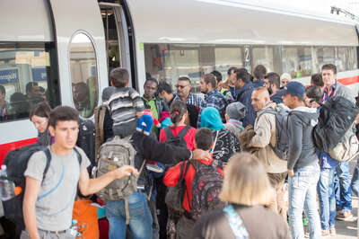 Über 400 Flüchtlinge am Bahnhof in Linz angekommen 20150910-6783.jpg