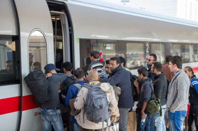 Über 400 Flüchtlinge am Bahnhof in Linz angekommen 20150910-6786.jpg