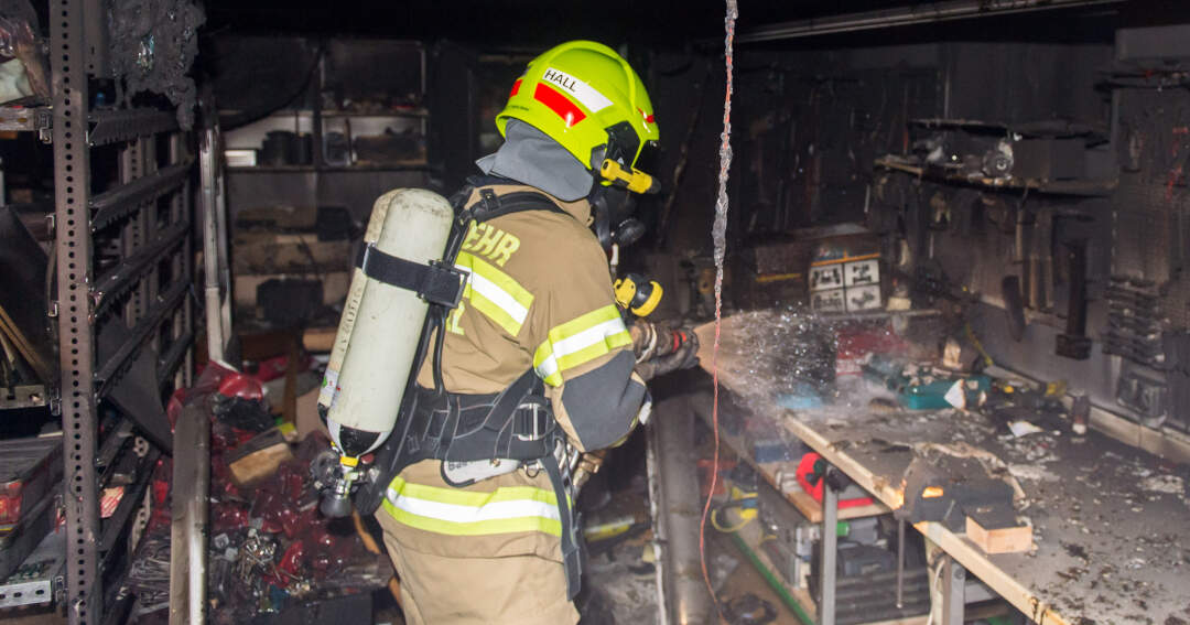 Titelbild: Familie rettete sich durch Fenster aus brennendem Haus