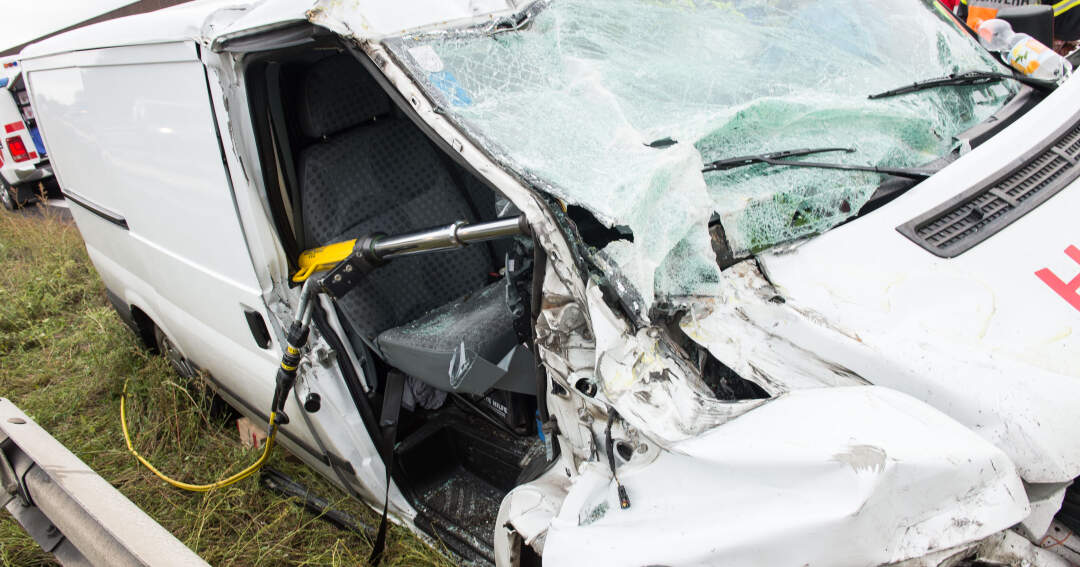 Titelbild: Unfall auf der A25 - Beifahrer in Firmenbus eingeklemmt
