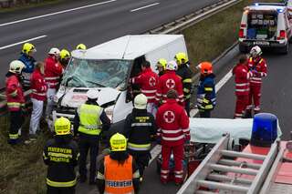 Unfall auf der A25 - Beifahrer in Firmenbus eingeklemmt 20151015-2011_1.jpg