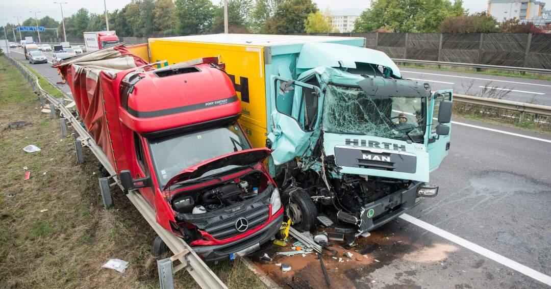 Titelbild: Schwerer Lastwagenunfall auf der Autobahn