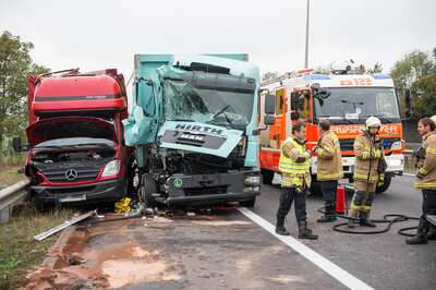 Schwerer Lastwagenunfall auf der Autobahn 20151016-2159.jpg