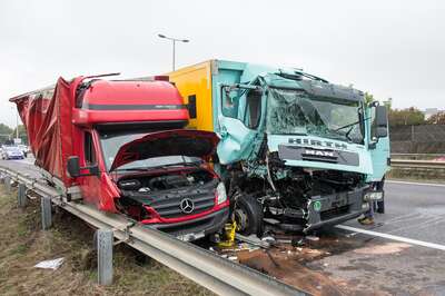 Schwerer Lastwagenunfall auf der Autobahn 20151016-2175.jpg