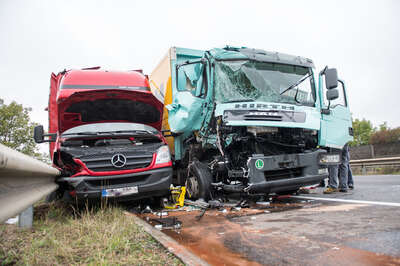 Schwerer Lastwagenunfall auf der Autobahn 20151016-2183.jpg