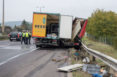 Schwerer Lastwagenunfall auf der Autobahn 20151016-2185.jpg