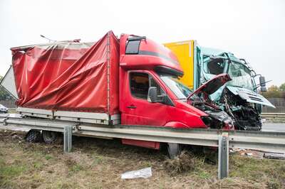 Schwerer Lastwagenunfall auf der Autobahn 20151016-2193.jpg