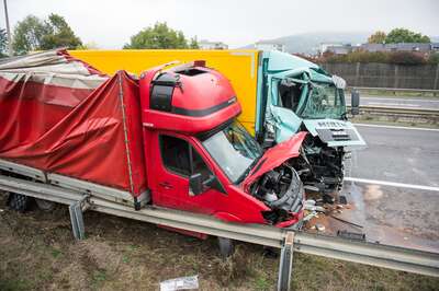 Schwerer Lastwagenunfall auf der Autobahn 20151016-2198.jpg