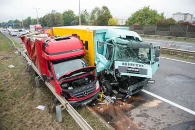 Schwerer Lastwagenunfall auf der Autobahn 20151016-2201.jpg