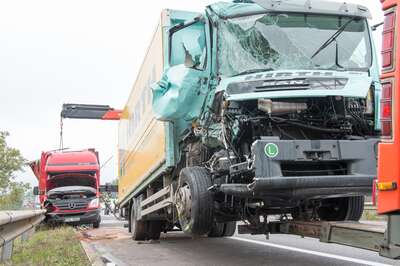 Schwerer Lastwagenunfall auf der Autobahn 20151016-2209.jpg