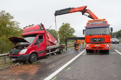 Schwerer Lastwagenunfall auf der Autobahn 20151016-2219.jpg