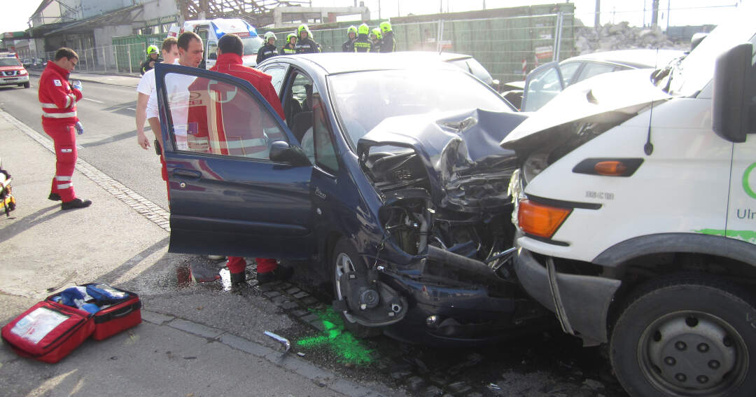 Titelbild: Schwerer Verkehrsunfall mit fünf beteiligten Fahrzeugen