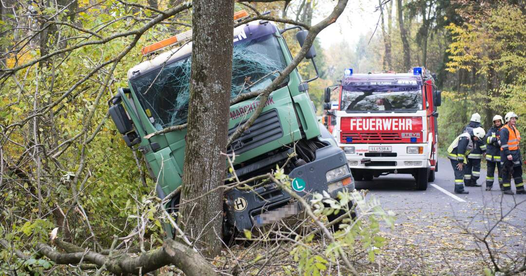 Titelbild: Lkw-Fahrer krachte gegen Baum
