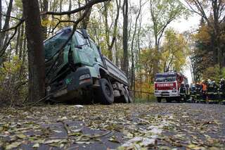 Lkw-Fahrer krachte gegen Baum 20151030-3876_01.jpg