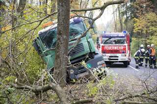 Lkw-Fahrer krachte gegen Baum 20151030-3878_01.jpg