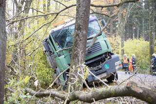 Lkw-Fahrer krachte gegen Baum 20151030-3885_01.jpg