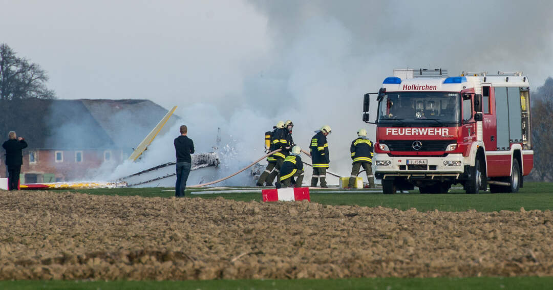 Titelbild: Flugzeug kurz vor dem Start in Flammen aufgegangen