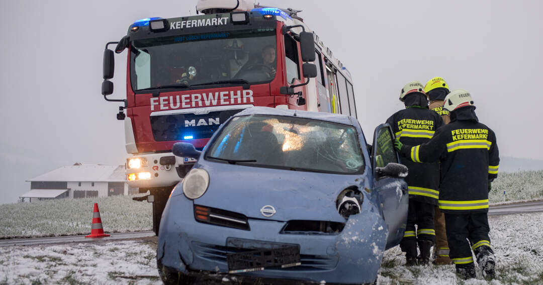 Titelbild: Unfall aufgrund winterlicher Fahrverhältnisse