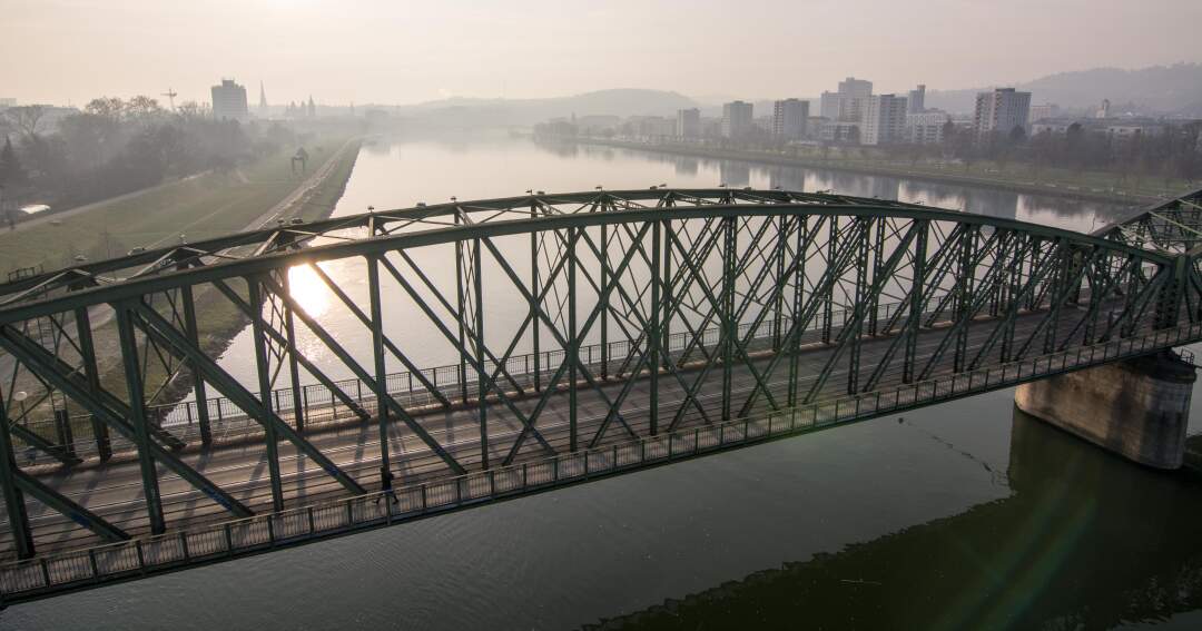 Titelbild: Drohnenflug über die Eisenbahnbrücke in Linz