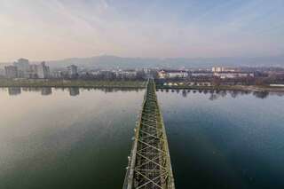 Drohnenflug über die Eisenbahnbrücke in Linz DSC_0010.jpg