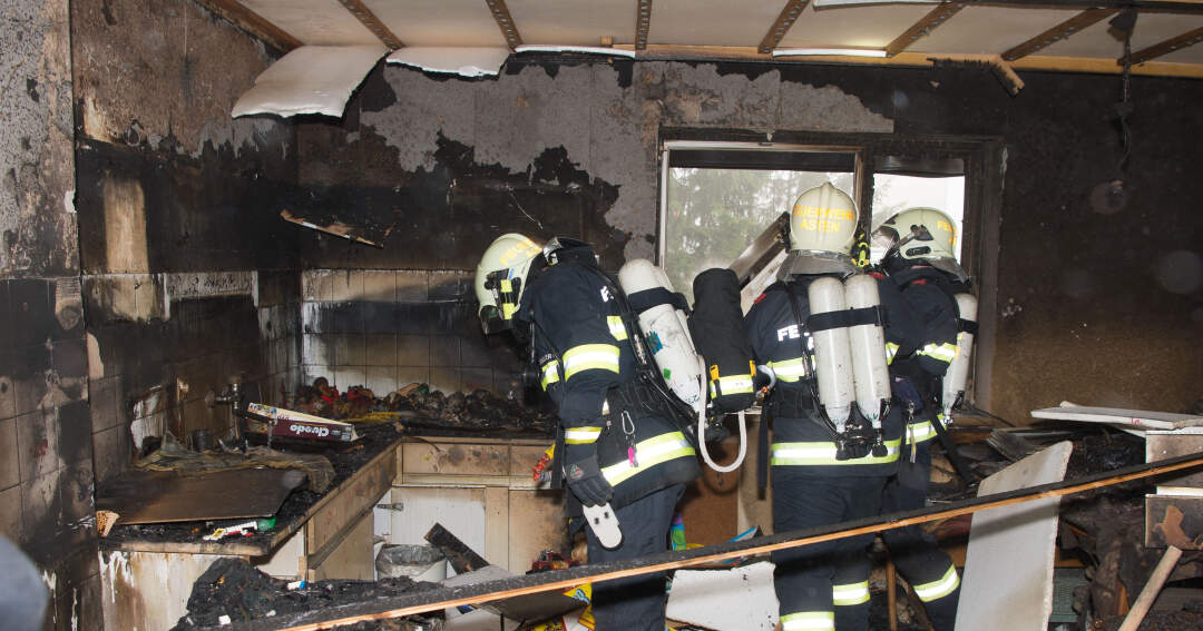 Titelbild: Küchenbrand in Asten forderte vier Verletzte