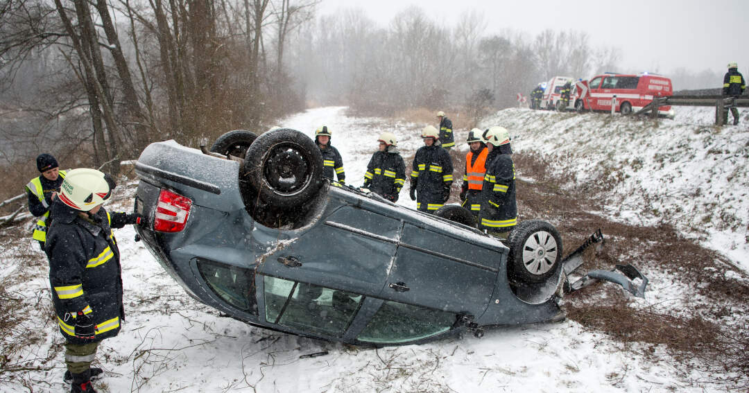 Titelbild: Unfall auf Schneefahrbahn