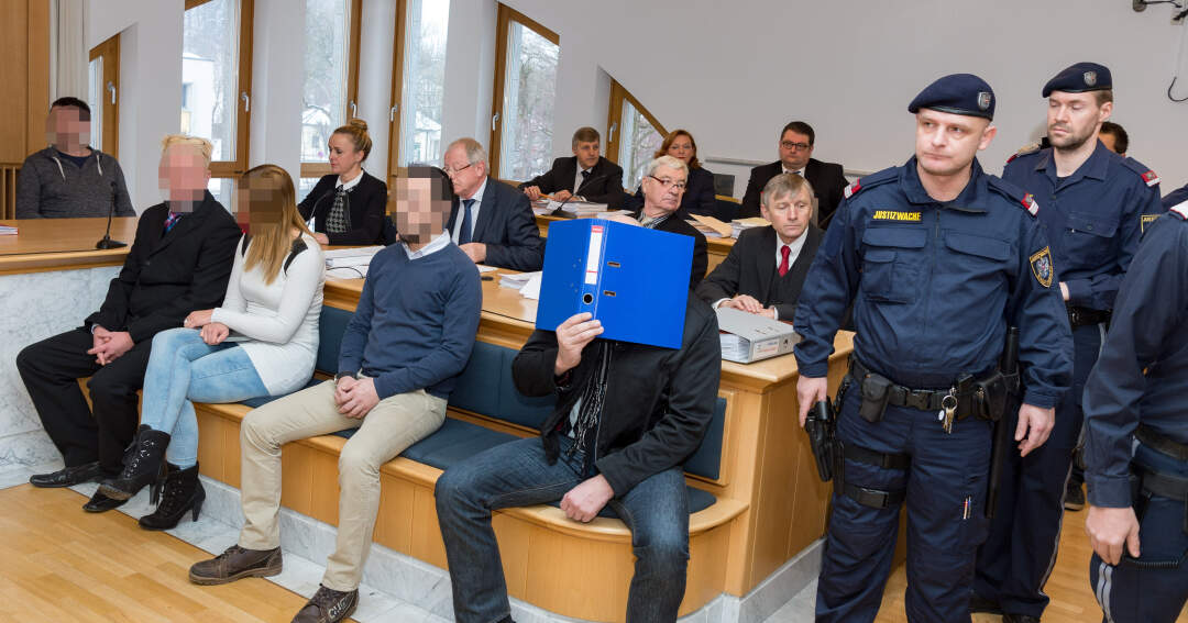 Titelbild: Justizwachebeamte stehen in Steyr vor dem Richter