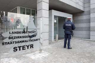 Justizwachebeamte stehen in Steyr vor dem Richter 20150324-1679.jpg