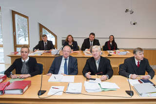 Justizwachebeamte stehen in Steyr vor dem Richter 20160120-6888.jpg