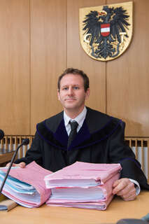 Justizwachebeamte stehen in Steyr vor dem Richter 20160120-6902.jpg