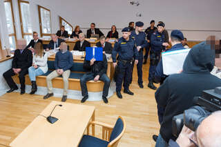 Justizwachebeamte stehen in Steyr vor dem Richter 20160120-6913_01.jpg