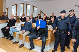 Justizwachebeamte stehen in Steyr vor dem Richter 20160120-6917_01.jpg