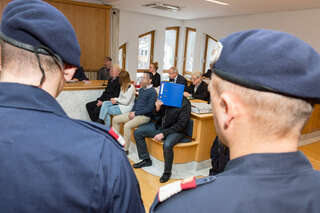 Justizwachebeamte stehen in Steyr vor dem Richter 20160120-6919_01.jpg