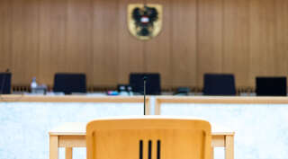 Justizwachebeamte stehen in Steyr vor dem Richter 20160120-9022.jpg
