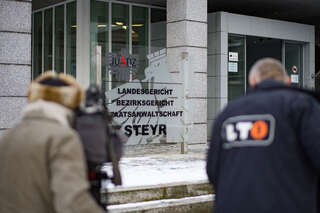 Justizwachebeamte stehen in Steyr vor dem Richter 20160120-9036.jpg