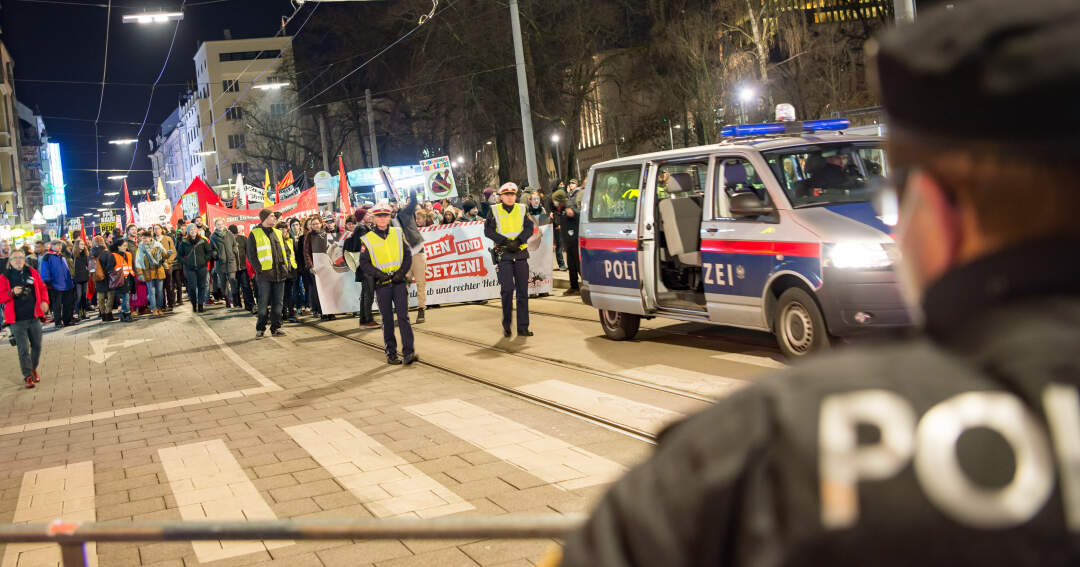 Titelbild: Burschenbundball „NUR“ 700 Demonstranten