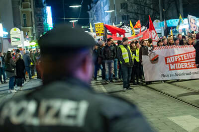 Burschenbundball „NUR“ 700 Demonstranten 20160206-9454.jpg