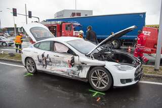 Teurer Tesla bei Unfall auf Kreuzung geschrottet 20160211-9787.jpg