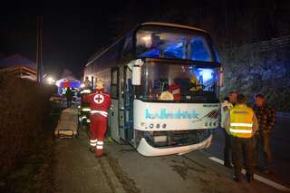 PKW kollidierte mit Reisebus: Mehrere Verletzte 20160212-9963_01.jpg