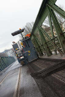 Linzer Eisenbahnbrücke - Fahrbahnbelag wird abgefräst 20160229-1590.jpg